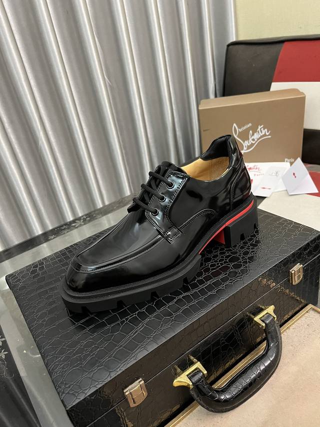 出厂价： Cl 新品正装鞋皮鞋 Christia* Loubouti* 红底鞋 Greggo 男士牛津鞋 采用进口牛皮 亮面漆皮 拼接撞色高丝光反毛皮制成 三节